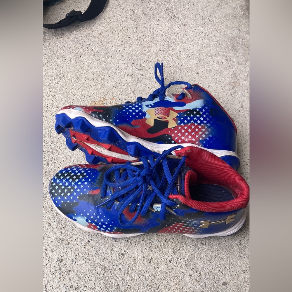 Under Armour youth football cleats 🔴⚪️🔵